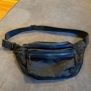 Athleta cross body /hip sack - excellent condition